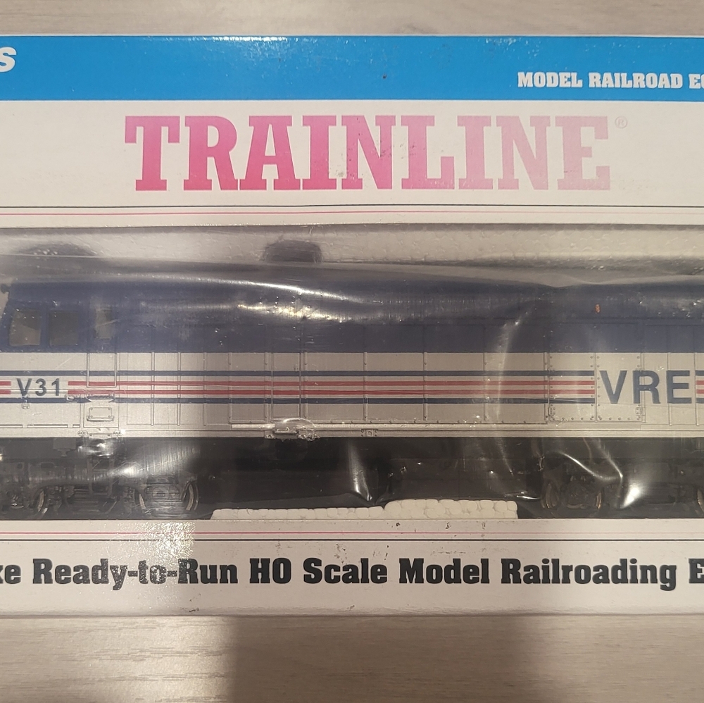 Walthers Trainline HO Scale Virginia Railway Express EMD F40PH Diesel - Picture 2 of 3